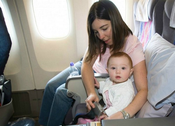Em bé 2 tháng tuổi đi máy bay được không?