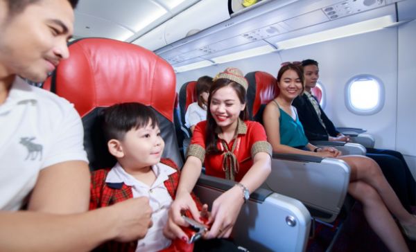 Trẻ dưới 2 tuổi có phải mua vé máy bay?