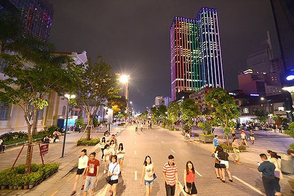 Phố đi bộ Nguyễn Huệ nhộn nhịp về đêm