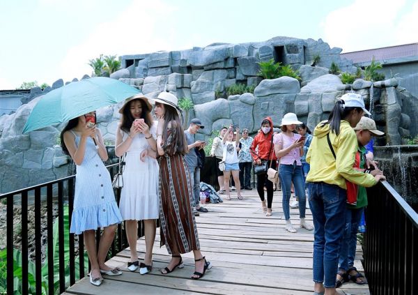 Khu du lịch sinh thái Suối Ong thu hút đông đảo du khách đến tham quan