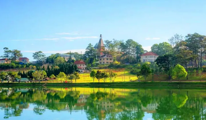 Hồ Xuân Hương sở hữu làn nước trong xanh, được bao quanh bởi những hàng cây thông rợp bóng