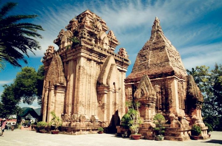 Tháp Bà Ponagar một trong những kiến trúc Cham Pa lớn và lâu đời nhất Việt Nam