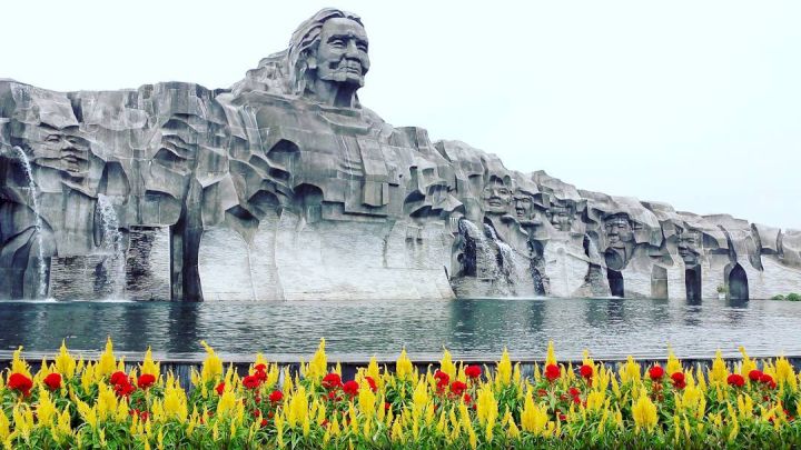 Tượng đài mẹ Thứ nơi tưởng niệm mẹ Việt Nam anh hùng Nguyễn Thị Thứ