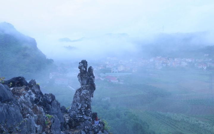 Núi Tô Thị nổi tiếng với sự tích nàng Tô Thị bế con chờ chồng đi đánh giặc về đến hóa đá