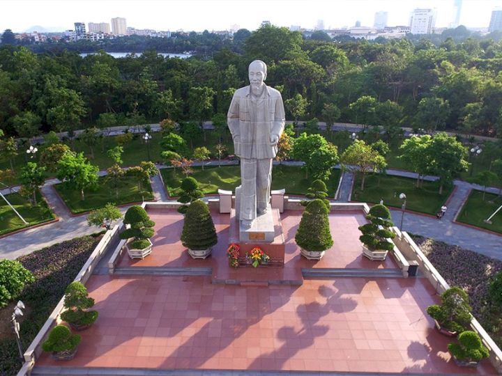Quảng trường tượng đài Hồ Chí Minh công trình tưởng niệm đến Chủ tịch Hồ Chí Minh