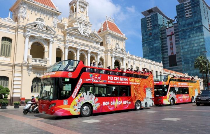 Xe bus 2 tầng phương tiện di chuyển để tham quan du lịch tai thành phố Hồ Chí Minh 
